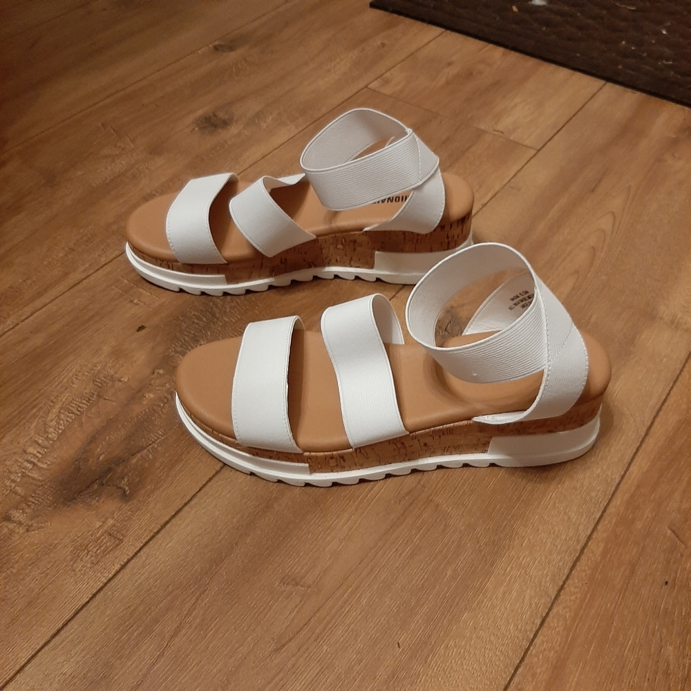 NWT “Cushionaire” white strappy Sandals 8.5 womens comfort-fit style 🛍🥳